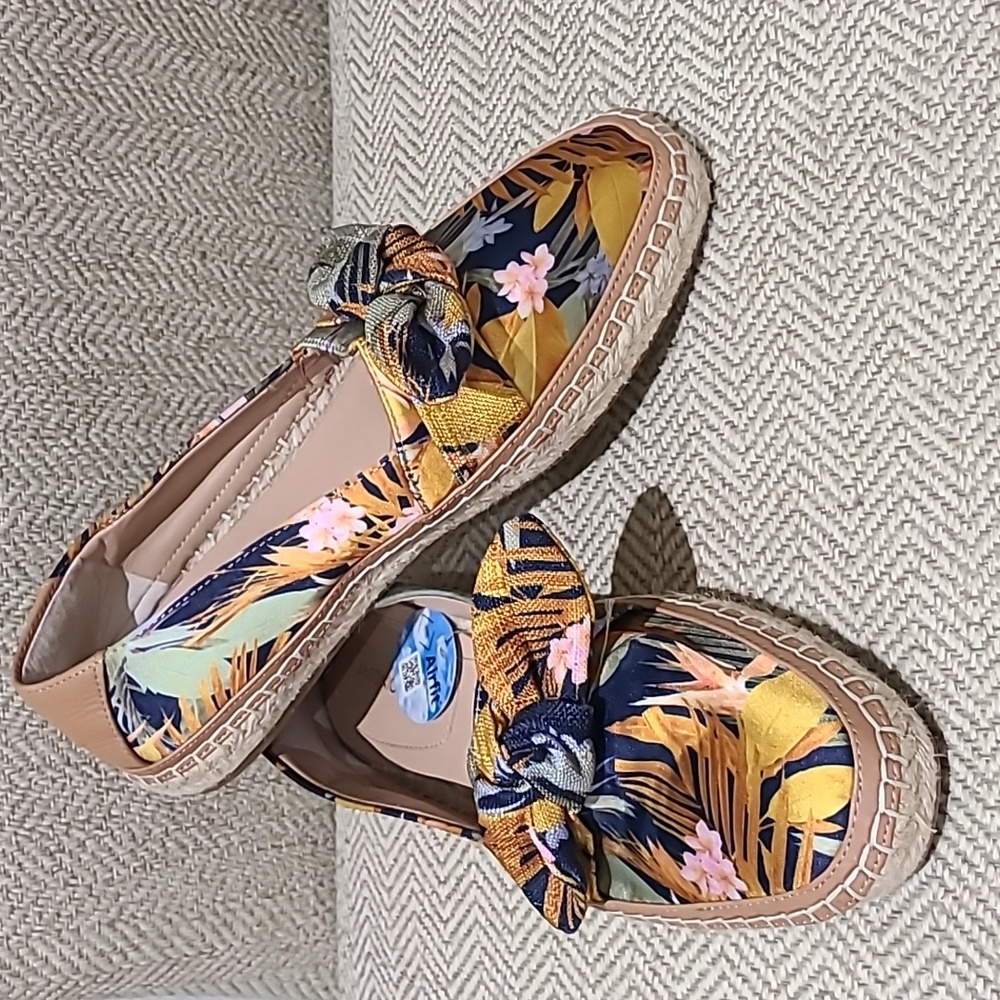 NWT ANTONIO MELANI LOCKLINN SILK FLORAL PRINTED BOW ESPADRILLES.